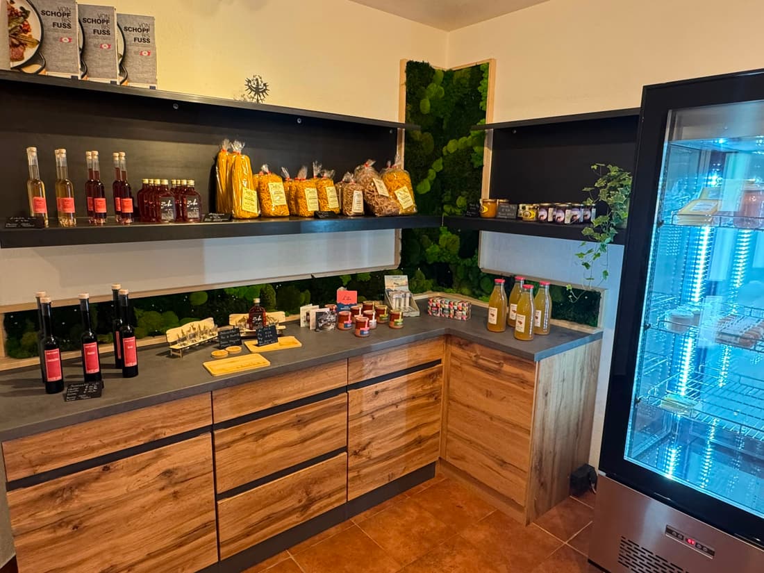Der Hofladen von Dismas Hof mit Holzregalen und regionalen Produkten