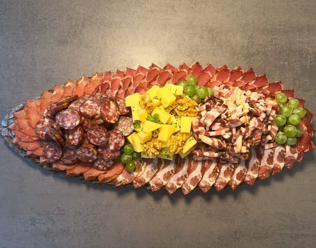 Große Brettljause mit Speck, Salami, Käse und Trauben