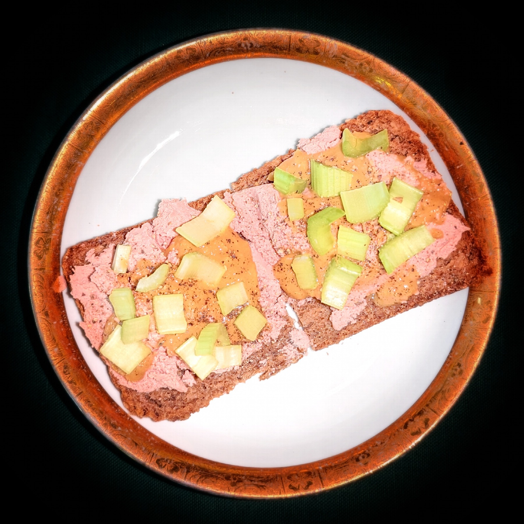 Symbolbild: Leberaufstrich auf Brot mit Senf und Sellerie