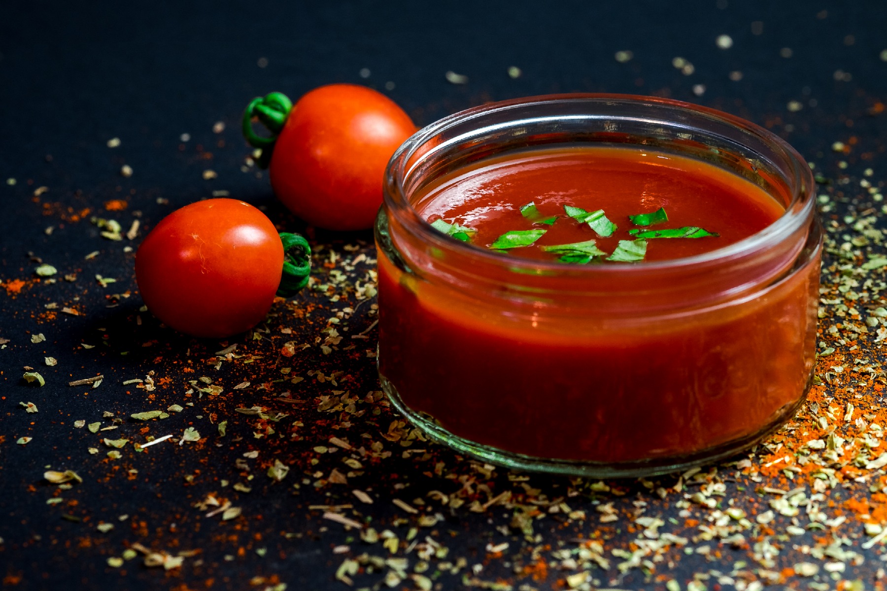 Symbolbild: Tomatensauce mit Basilikum